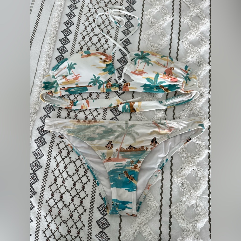 Roxy, two piece bikini set “Hawaii Hula” pattern, with matching shorts.
